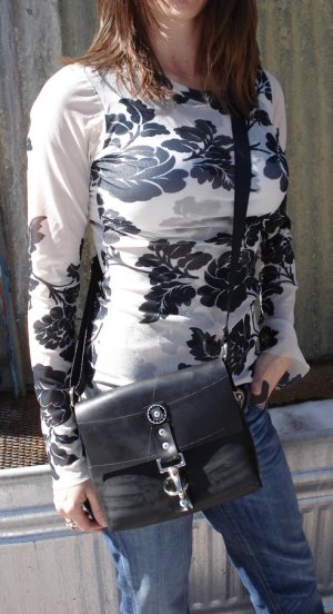 ENGLISH RETREADS The Coupe Repurposed & Recyled Tire Tube Shoulder Handbag